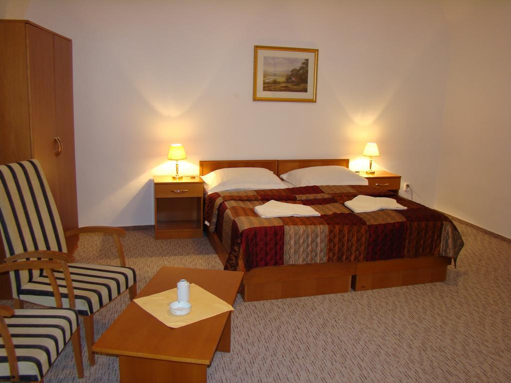 Hotel Saint Petersburg Karlovy Vary Exteriör bild