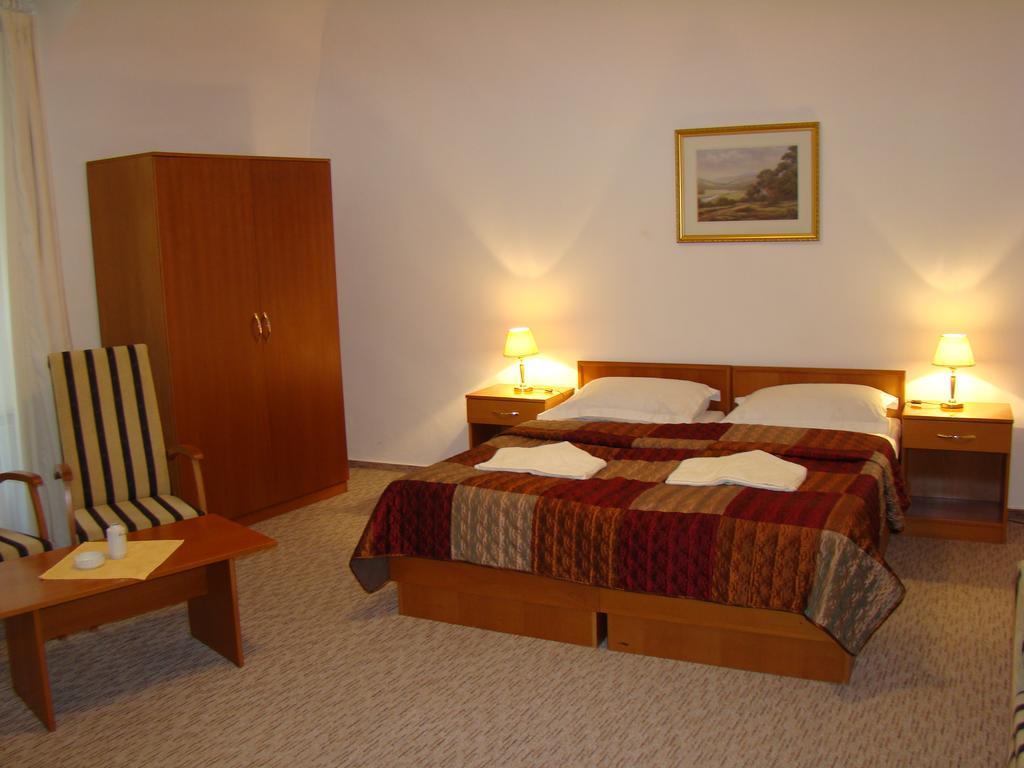 Hotel Saint Petersburg Karlovy Vary Exteriör bild